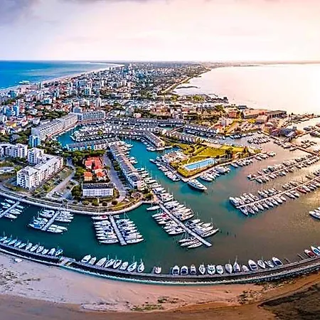 Elegant With Generous Outdoor Space Ξενοδοχείο